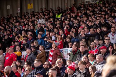 Wrexham AFC taraftarları 1 Mart 2025 tarihinde Wrexham - Bolton Wanderers maçında SToK Cae Ras, Wrexham, İngiltere