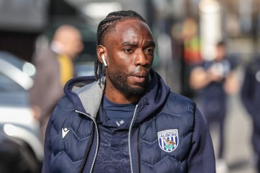 West Bromwich Albion takımından Devante Cole, 1 Mart 2025 'te İngiltere' nin Leeds Road şehrinde oynanan ve Batı Bromwich Albion 'a karşı oynanan Sky Bet Şampiyonası karşılaşmasında geldi.