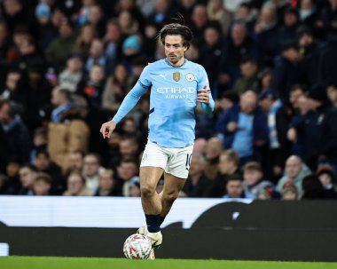 Manchester City 'den Jack Grealish, 1 Mart 2025' te Etihad Stadyumu 'nda oynanan 5. Raund Manchester City - Plymouth Argyle karşılaşmasında topu aldı.