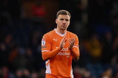 Blackpool 'dan Lee Evans, 1 Mart 2025' te Stockport County 'nin Edgeley Park Stadyumu' ndaki Blackpool maçının sonunda taraftarları alkışlıyor.