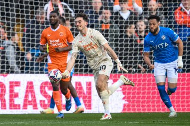 Blackpool 'dan Harry Tyrer topu Blackpool' dan Albie Morgan 'a atıyor. 1 Mart 2025' te Stockport County - Blackpool maçında.