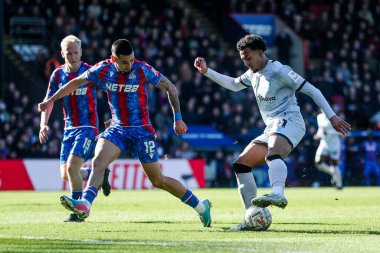 Millwall 'dan Femi Azeez, 1 Mart 2025 tarihinde İngiltere, Londra' da Selhurst Park 'ta oynanan 5. Dünya Kupası karşılaşmasında Kristal Saray ve Millwall maçında Kristal Saray' dan Daniel Munoz tarafından baskı altına alındı.
