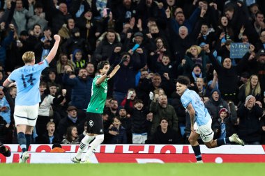 Manchester City 'den Nico O' Reilly, 1 Mart 2025 tarihinde Etihad Stadyumu, Manchester City - Plymouth Argyle maçında 2-1 'lik galibiyetini kutluyor.