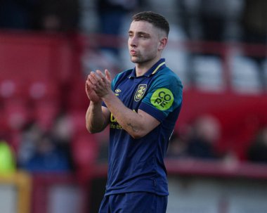 Huddersfield Town 'dan Joe Hodge, 1 Mart 2025' te İngiltere 'nin Stevenage kentinde oynanan Stevenage-Huddersfield Town maçı sonrasında taraftarlarını alkışlıyor.