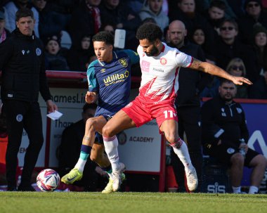 Huddersfield Town 'dan Ruben Roosken, Stevenage - Huddersfield Town maçında Stevenage - Lamex Stevenage, İngiltere 1 Mart 2025' te Jordan Roberts 'ın baskısı altında top oynuyor.