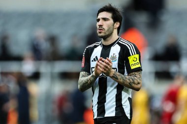 Newcastle United takımından Sandro Tonali, Birleşik Krallık 'ın Newcastle kentinde 2 Mart 2025 tarihinde oynanan 5. Newcastle United ve Hove Albion karşılaşmasının ardından ev sahibi taraftarları alkışlıyor.
