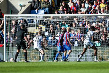 Millwall 'dan Wes Harding, 1 Mart 2025 tarihinde İngiltere' nin başkenti Londra 'daki Selhurst Park' ta oynanan 5.