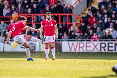 Wrexham AFC 'den Tom O' Connor 1 Mart 2025 'te SToK Cae Ras, Wrexham' da oynanan Wrexham-Bolton Wanderers maçında maçın son serbest atışını yaptı.
