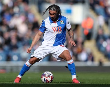 Blackburn Rovers 'dan Tyrhys Dolan 1 Mart 2025' te İngiltere 'de Ewood Park' ta oynanan Blackburn Rovers-Norwich City maçında ileri doğru süzülüyor.
