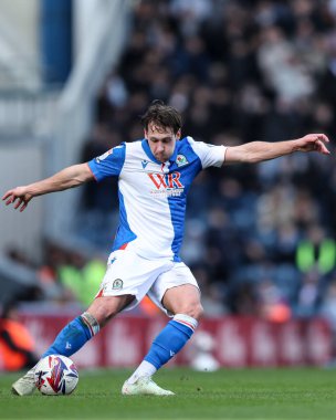 Blackburn Rovers takımından Callum Brittain 1 Mart 2025 'te İngiltere' nin Blackburn kentinde Norwich City 'e karşı oynanan Gökyüzü İddia Şampiyonası maçında topu ileri atıyor.