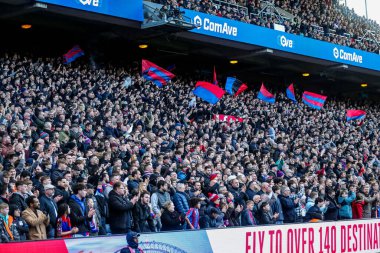 Crystal Palace taraftarları, 1 Mart 2025 tarihinde İngiltere 'nin Selhurst Park kentinde oynanan 5. Raundda oynanan FA Cup karşılaşmasında atmosferin keyfini çıkarıyorlar.