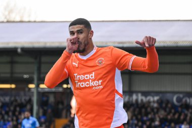 Blackpool 'dan Ashley Fletcher, 1 Mart 2025' te Stockport 'un başkenti Stockport' ta oynanan Stockport County - Blackpool maçında 0-1 kazanma hedefini kutluyor.