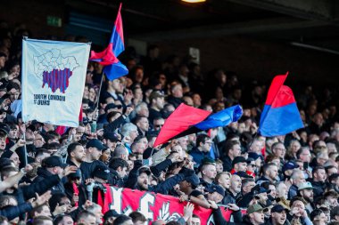 Crystal Palace taraftarları, 1 Mart 2025 tarihinde İngiltere 'nin Selhurst Park kentinde oynanan 5. Raundda oynanan FA Cup karşılaşmasında atmosferin keyfini çıkarıyorlar.