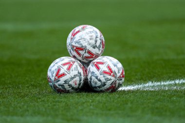 1 Mart 2025 tarihinde İngiltere, Londra 'daki Selhurst Park' ta oynanan 5. Raund karşılaşmasından önceki maç toplarının genel görünümü