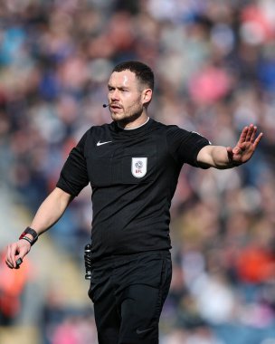 Maç hakemi Leigh Doughty Sky Bet Şampiyonası 'nda Blackburn Rovers Norwich City' ye karşı Ewood Park, Blackburn, İngiltere, 1 Mart 2025