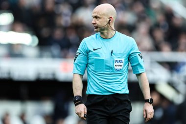 Hakem Anthony Taylor, Birleşik Krallık 'ın Newcastle şehrindeki St. James' s Park 'ta 5. Raunt Newcastle United ve Hove Albion maçında 2 Mart 2025 tarihinde oynanan karşılaşma sırasında