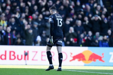 Millwall 'dan Liam Roberts kırmızı arabasından sonra sahadan ayrılıyor.