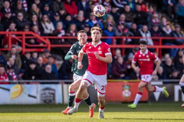 Wrexham AFC takımından Sam Smith, Wrexham - Bolton Wanderers maçı sırasında 1 Mart 2025 'te SToK Cae Ras, Wrexham, İngiltere