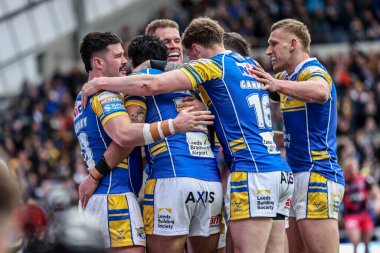 Leeds Rhinos takımından Keenan Palasia, 2 Mart 2025 tarihinde Leeds Stadyumu 'nda oynanan Betfred Süper Lig 3. tur karşılaşmasında Leeds Rhinos ve Castleford Tigers maçını kutluyor.