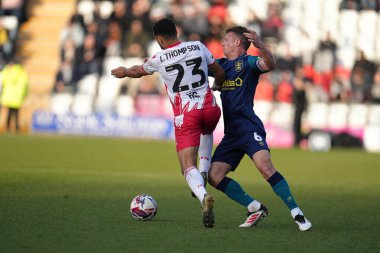 Huddersfield Town 'dan Jonathan Hogg Stevenage' den Louis Thompson 'ı 1 Mart 2025' te Lamex Stevenage, İngiltere 'deki Stevenage-Huddersfield Town maçında geride tutuyor.