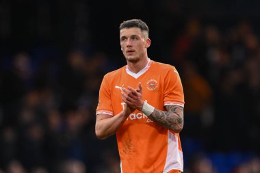 Blackpool 'dan Oliver Casey, 1 Mart 2025' te Stockport County 'nin Edgeley Park Stadyumu' ndaki Blackpool maçının sonunda taraftarları alkışlıyor.