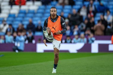 Manchester City 'den Nathan Ak, 1 Mart 2025 tarihinde Birleşik Krallık Etihad Stadyumu' nda oynanan Emirates FA Cup 5. Raunt karşılaşmasında ısınma turunda Manchester City ile Plymouth Argyle karşı karşıya geldi.