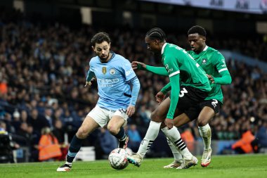 Manchester City 'den Bernardo Silva, 1 Mart 2025' te Etihad Stadyumu 'nda oynanan Emirates FA Cup 5. tur karşılaşmasında Plymouth Argyle' dan Nathanael Ogbeta tarafından yenildi.