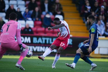 Stevenage takımından Brandon Hanlan, 1 Mart 2025 'te Lamex Stevenage, İngiltere' deki Stevenage-Huddersfield Town maçında 1-1 berabere kaldı.