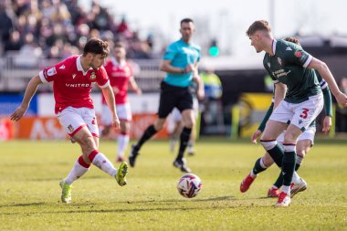 Wrexham AFC 'den Ryan Longman Bolton Wanderers' dan Alex Murphy 'yi aldı. 1 Mart 2025' te Wrexham, SToK Cae Ras, Wrexham 'da Bolton Wanderers' a karşı.