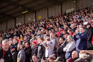 Wrexham AFC taraftarları 1 Mart 2025 tarihinde Wrexham - Bolton Wanderers maçında SToK Cae Ras, Wrexham, İngiltere