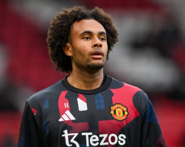Manchester United 'dan Joshua Zirkzee, Birleşik Krallık' ın Old Trafford kentinde oynanan 5. Raund Manchester United maçından önce ısınıyor.