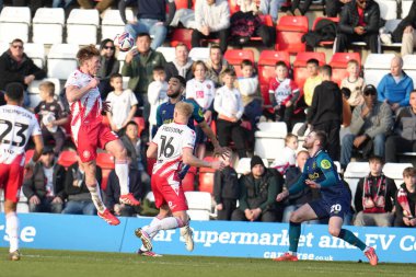 Stevenage 'den Carl Piergianni, 1 Mart 2025' te Lamex Stevenage, İngiltere 'deki Stevenage-Huddersfield Town maçında topu ileri alarak bir şans yaratmaya çalışıyor.