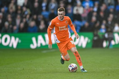 Blackpool 'dan Sonny Carey, 1 Mart 2025' te Stockport County 'nin Edgeley Park Stadyumu' ndaki Blackpool maçında topa vuruyor.