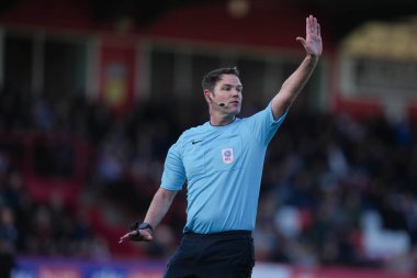 Hakem James Linington, Sky Bet Ligi 1 karşılaşmasında Stevenage ve Huddersfield Town 'a karşı Lamex Stevenage, İngiltere, 1 Mart 2025
