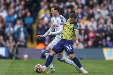Leeds United takımından Joe Rodon, West Bromwich Albion 'dan Adam Armstrong' a 1 Mart 202 'de Elland Road, Leeds' te oynanan Sky Bet Şampiyonası maçında faul yaptı.