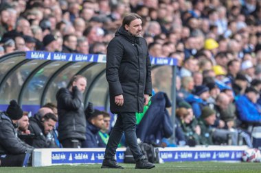 Leeds United 'ın Daniel Farke teknik direktörü 1 Mart 2025' te Leeds United ile West Bromwich Albion arasındaki Sky Bet Şampiyonası maçında izlemektedir.