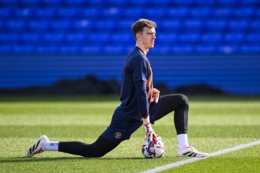 Blackpool 'dan Harry Tyrer, 1 Mart 2025' te Stockport Park Stadyumu 'nda oynanan ve Stockport County' nin Blackpool 'a karşı oynadığı Gökyüzü İddia Ligi 1 maçı öncesinde ısınma turunda geriliyor.
