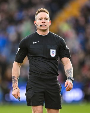 Hakem Stephen Martin Sky Bet Ligi 1 maçı sırasında Stockport County - Blackpool maçı Edgeley Park Stadyumu, Stockport, 1 Mart 2025