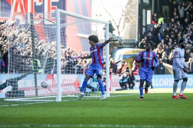 Kristal Saray 'dan Chris Richards Millwall' dan Japhet Tanganga 'yı tebrik ediyor. 1 Mart 2025 tarihinde İngiltere' nin başkenti Selhurst Park 'ta oynanan 5.