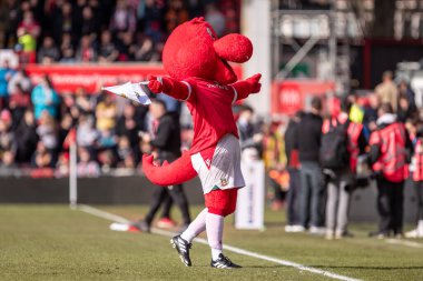 Wrex the Dragon, Wrexhams maskotu Sky Bet 1 maçından önce SToK Cae Ras, Wrexham, İngiltere 1 Mart 2025 'te Wrexham ile Bolton Wanderers karşılaşacak.