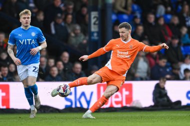 Blackpool takımından Lee Evans, 1 Mart 202 'de Stockport County' ye karşı Stockport Stadyumu 'nda oynanan maçta pas verdi.