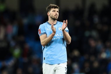 Manchester City 'den Rben Dias, 1 Mart 2025 tarihinde Etihad Stadyumu' nda oynanan 5. Raunt Manchester City - Plymouth Argyle karşılaşması sırasında son düdük çaldıktan sonra taraftarları alkışlıyor.
