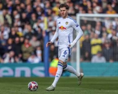 Leeds United takımından Joe Rodon, 1 Mart 2025 'te Leeds Road, İngiltere' de oynanan ve Batı Bromwich Albion 'a karşı oynanan Sky Bet Şampiyonası maçında topu aldı.