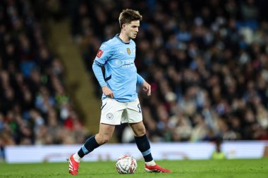 Manchester City 'den James McAtee, Birleşik Krallık Etihad Stadyumu' nda oynanan 5. Raunt Manchester City - Plymouth Argyle maçında topla birlikte 1 Mart 2025