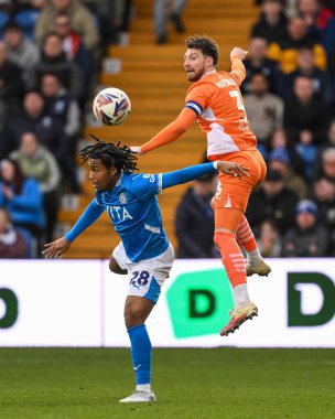 Blackpool 'dan James Husband, 1 Mart 2025' te Stockport County 'nin Edgeley Park Stadyumu' ndaki Blackpool maçında yüksek topu kazanmak için sıçradı.