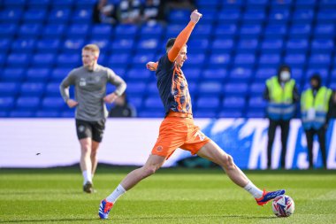 Blackpool 'dan Oliver Casey, 1 Mart 202' de Stockport Park Stadyumu 'nda oynanan ve Stockport County' nin Blackpool 'a karşı oynadığı maç öncesi ısınma maçında topa uzandı.