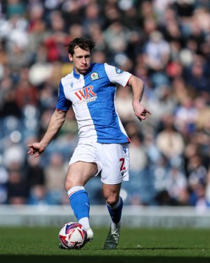Blackburn Rovers takımından Callum Brittain 1 Mart 2025 'te İngiltere' nin Blackburn kentinde Norwich City 'e karşı oynanan Gökyüzü İddia Şampiyonası maçında topu ileri atıyor.