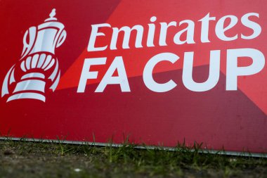 Emirates FA Cup reklam panosunun, 1 Mart 2025 tarihinde İngiltere 'nin Selhurst Park kentinde oynanan 5. Raund karşılaşmasından önceki hali.