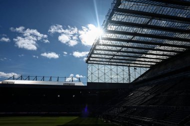 2 Mart 2025 'te St. James' s Park, Newcastle, Birleşik Krallık 'ta düzenlenen 5. Newcastle United ve Hove Albion karşılaşmasında güneş camdan geçerek koltuklara gölge düşürür.