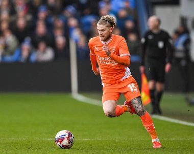 Blackpool takımından Hayden Coulson, 1 Mart 2025 'te Stockport County' nin Edgeley Park Stadyumu 'ndaki Blackpool maçında topla bir çıkış yaptı.